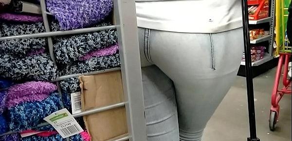  Nalgona en la fila en jeans grises